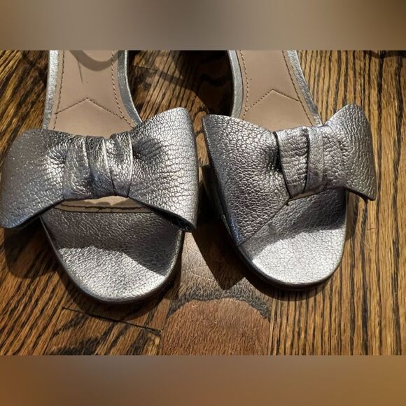 MIU MIU
Metallic Leather Bow Sandal, Silver size 38.5 - Picture 4 of 8